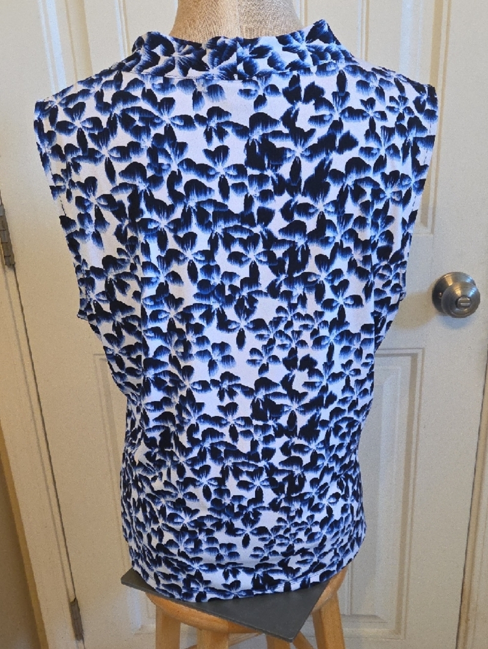 Calvin Klein Blue and White Floral Sleeveless Printed Camisole - Picture 2 of 7